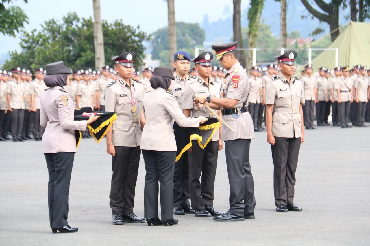 Anak Tukang Tempe Jadi Lulusan Terbaik Bintara Polri