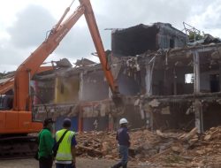 Pertokoan Jompo Shopping Center Tinggal Jadi Kenangan