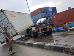 Truk Kontainer Jatuh, Jalan R.A Martadinata Jadi Macet