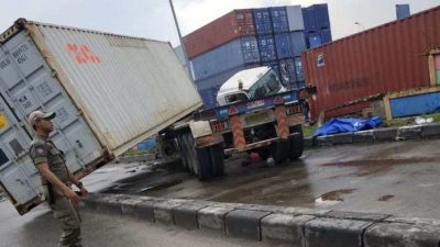 Truk Kontainer Jatuh, Jalan R.A Martadinata Jadi Macet