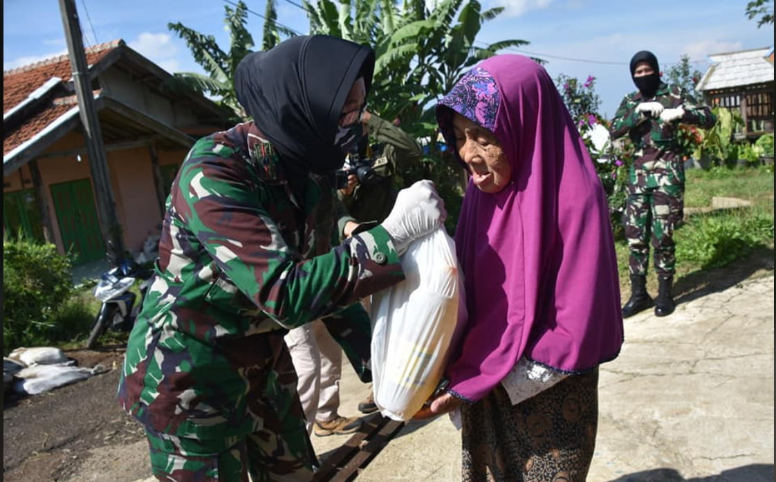 Pusdikkowad Peduli Covid-19, Bagikan Sembako di wilayah Lembang  