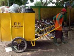 Warga Karang Arum Bandung Peduli ke Petugas Sampah