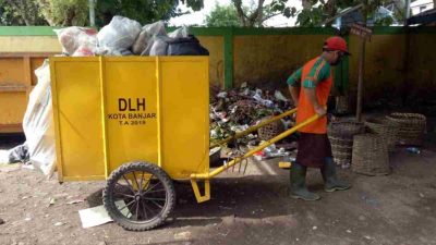 Warga Karang Arum Bandung Peduli ke Petugas Sampah