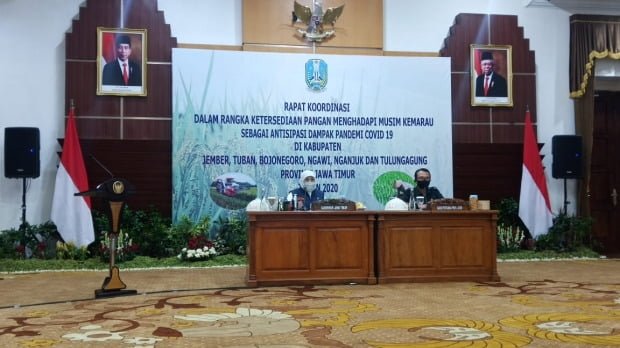 Khofifah Minta Enam Kabupaten Percepat Masa Tanam Padi