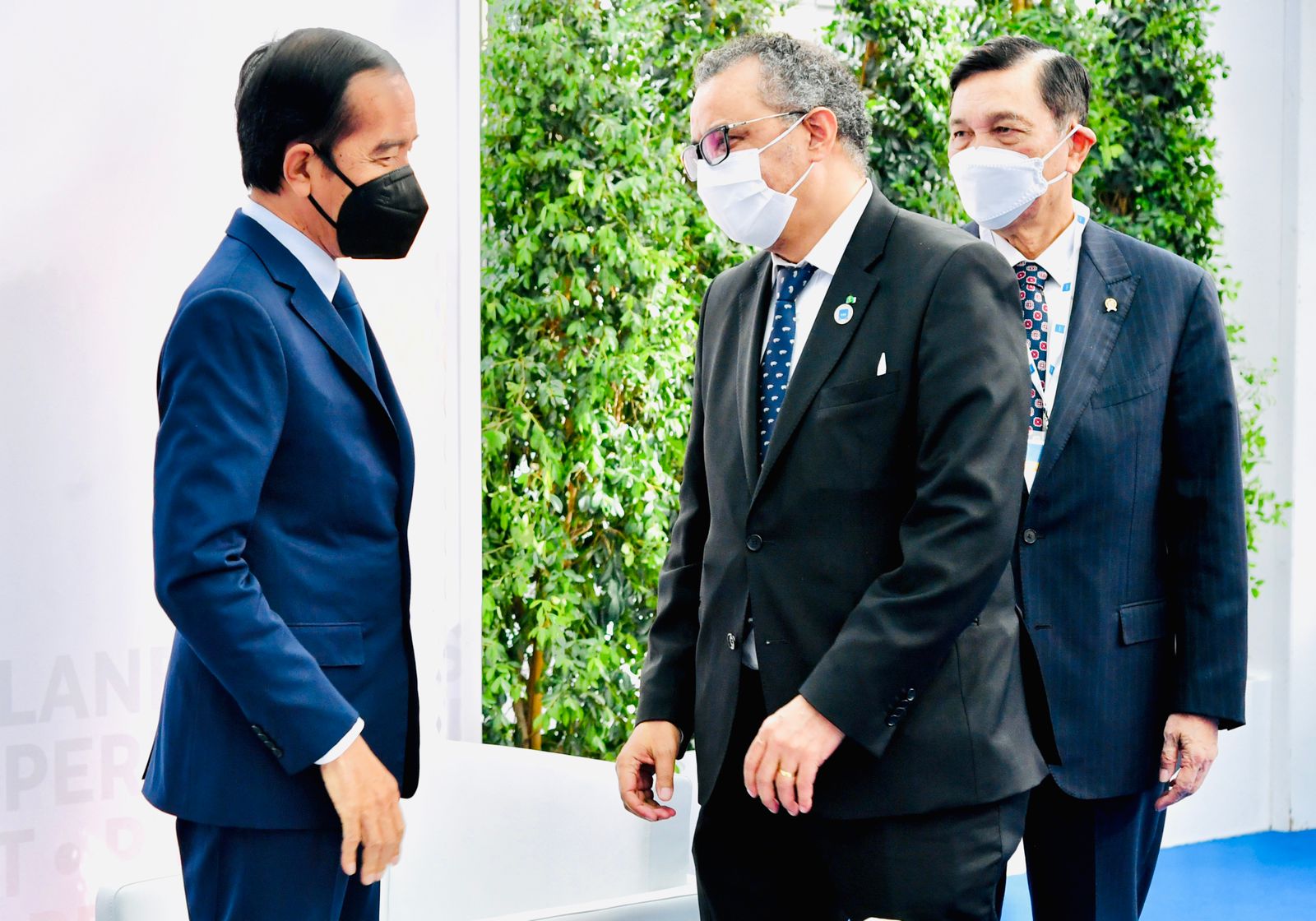 Keterangan Foto. Presiden Jokowi dan rombongan terbatas menunggu dimulainya KTT G20 di hari kedua dengan bertemu beberapa tokoh yang hadir antara lain Menteri Keuangan Belanda, dan Dirjen WHO.