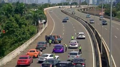 Petugas Menegur Aksi Konvoi Mobil Mewah di Tol Andara