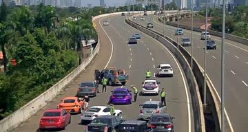 Petugas Menegur Aksi Konvoi Mobil Mewah di Tol Andara