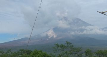 Gunung Semeru Kembali Luncurkan Awan Panas