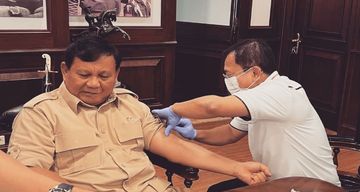 Menhan Prabowo Subianto Terima Vaksin Booster Covid 19