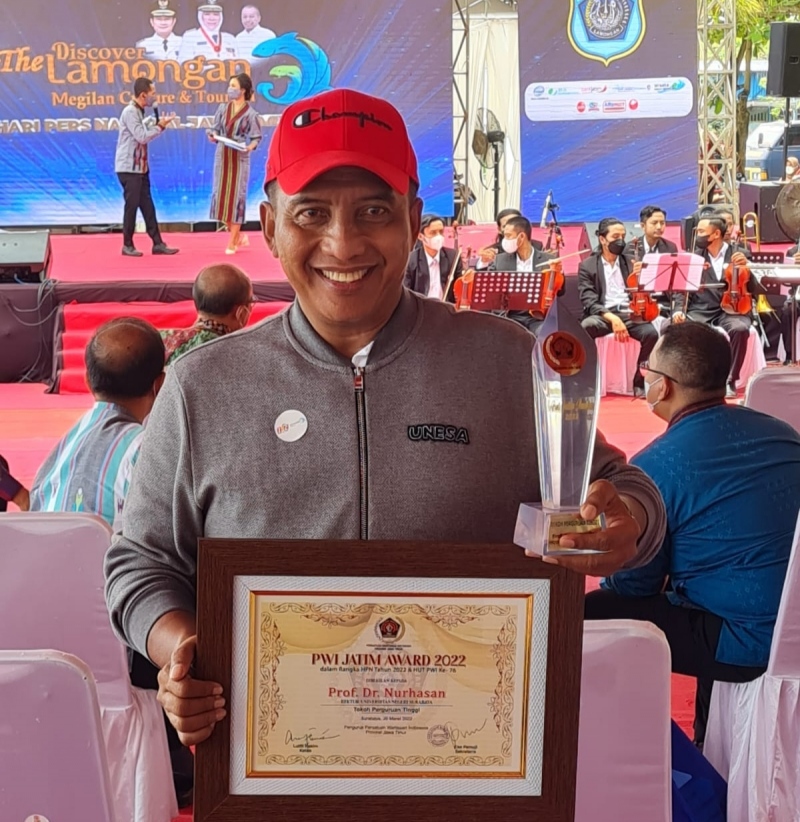 Anugerah Prapanca untuk Rektor Unesa