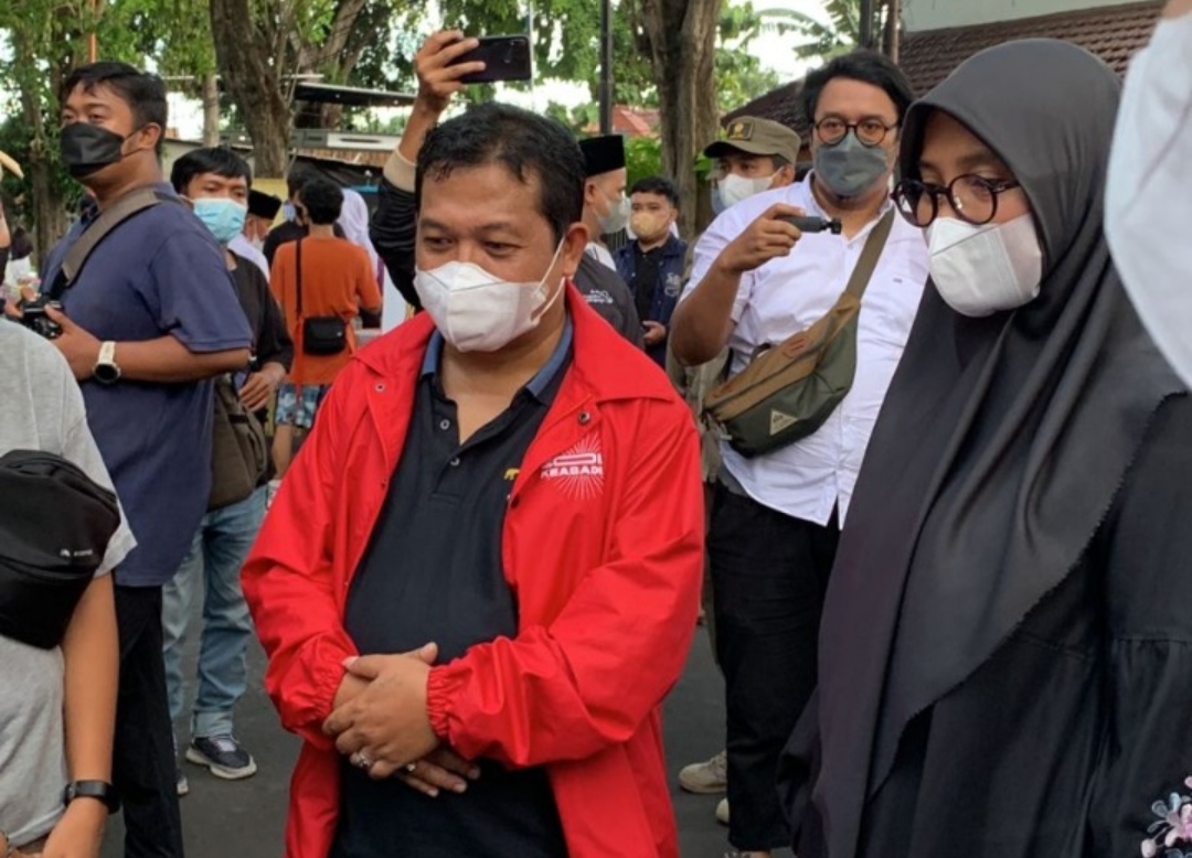 Sonny, Anggota DPR RI Borong Makanan Kue