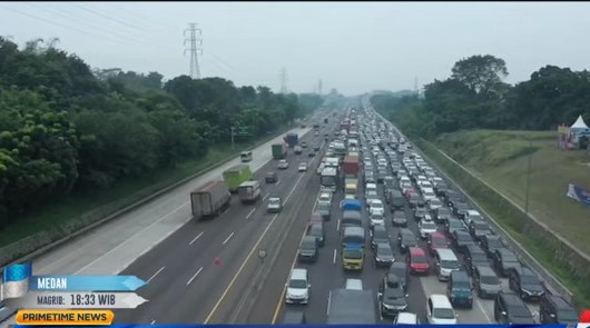 Ribuan Kendaraan Keluar dari Jakarta Lewat Tol, Imbasnya Macet Belasan Kilometer