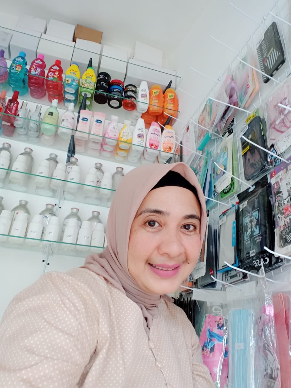 Mila Karmila, Padukan Bisnis Parfum dan Konter Hp di Satu Tempat
