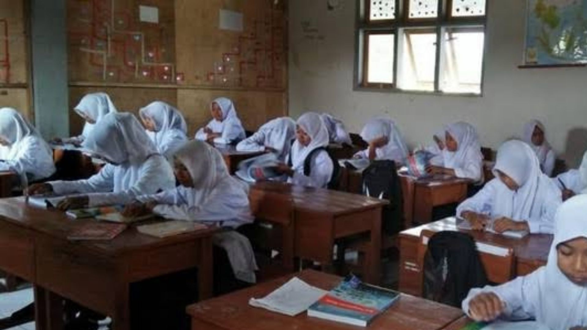 Pilih Mondok dan  Sekolah Swasta, 453 Bangku PPDB SMPN Gresik Kosong