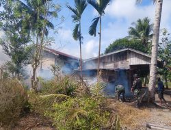 Gencar Cegah Malaria, Satgas Yonif 126/KC Laksanakan Pengasapan Keliling Kampung Di Perbatasan Papua