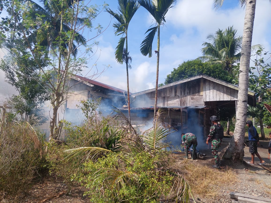 Gencar Cegah Malaria, Satgas Yonif 126/KC Laksanakan Pengasapan Keliling Kampung Di Perbatasan Papua