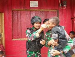 Anak-anak Papua Sehat, Satgas Pamtas Yonif Raider 142/KJ Berikan Sirup Multivitamin