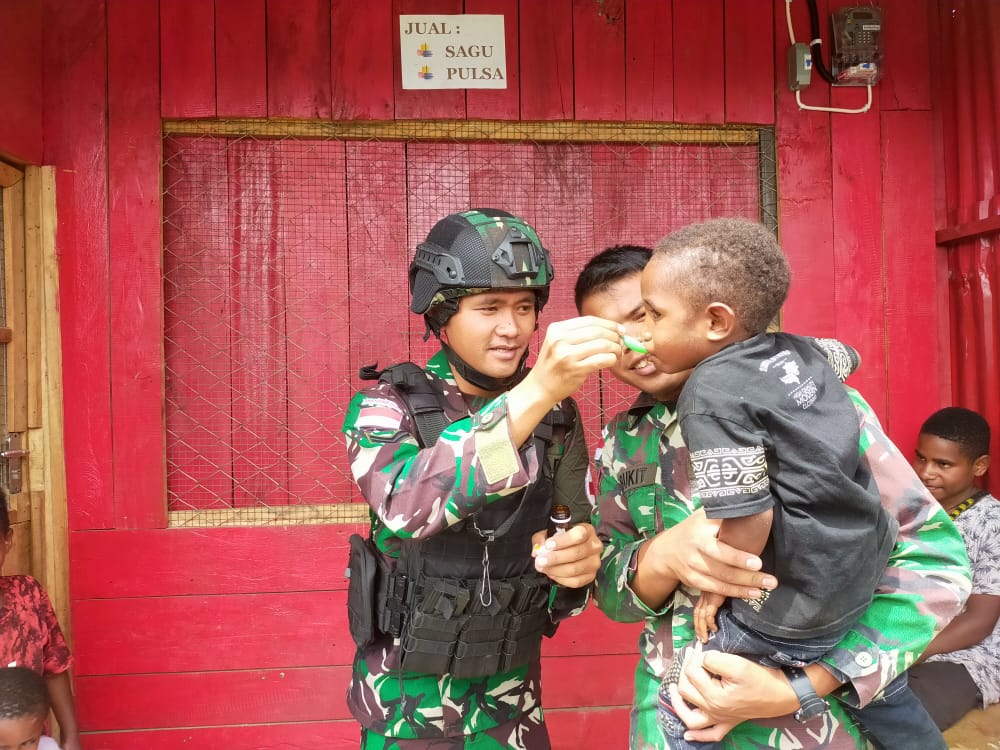 Anak-anak Papua Sehat, Satgas Pamtas Yonif Raider 142/KJ Berikan Sirup Multivitamin