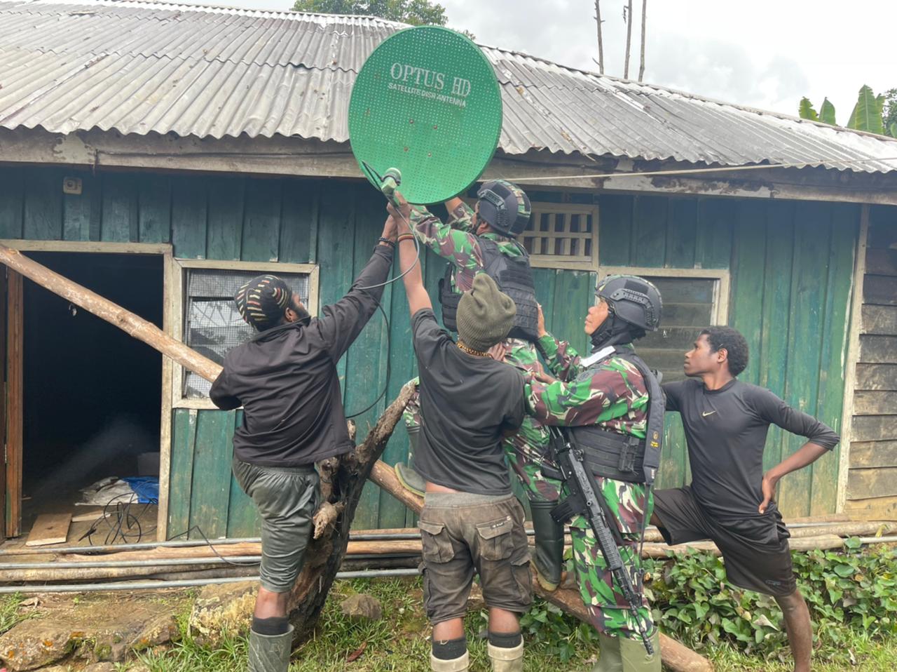 Satgas Yonif Raider 321/GT Berikan Bantuan Pemasangan TV dan Instalasi Parabola Warga Distrik Mbua