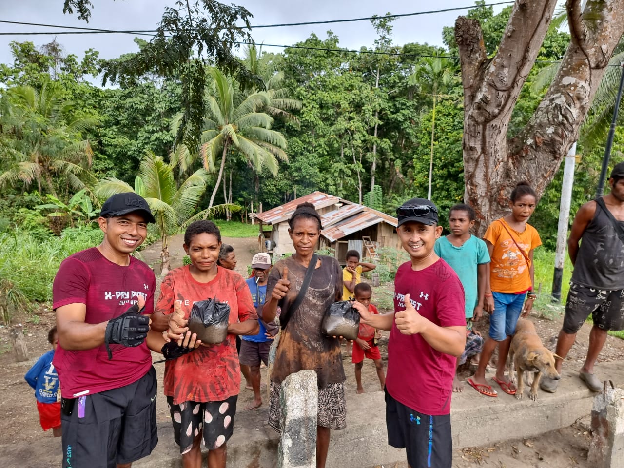 Sambil Menjaga Kebugaran, Satgas Yonif 126/KC Bagikan Sembako Kepada Masyarakat Perbatasan Papua