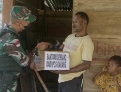 Kemanunggalan TNI-Rakyat, Satgas Yonif 126/KC Berikan Paket Sembako