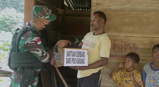 Kemanunggalan TNI-Rakyat, Satgas Yonif 126/KC Berikan Paket Sembako