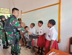 Minat Belajar Anak Tolikara Meningkat, Berkat Satgas Pamtas Yonif Raider 142/KJ Bagikan Tas dan Buku