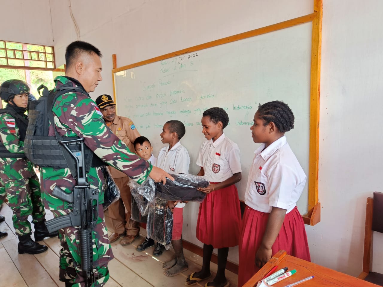 Minat Belajar Anak Tolikara Meningkat, Berkat Satgas Pamtas Yonif Raider 142/KJ Bagikan Tas dan Buku