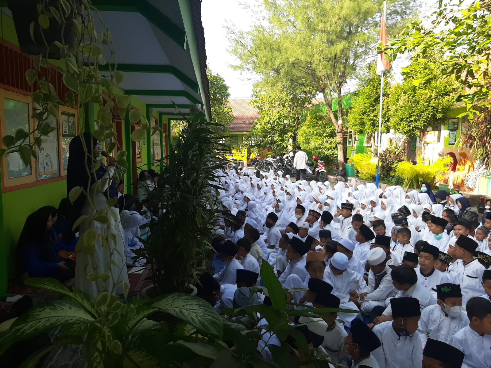 MIN 2 Probolinggo Gelar Jum’at Bershalawat