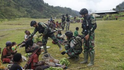 Aksi Satgas Satuan Organik Yonif Raider 321/GT Bangkitkan Perekonomian Masyarakat di Pasar Mbua