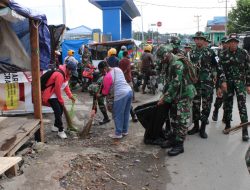 Sambut HUT Kemerdekaan RI ke-77, Kodam XVIII/Kasuari dan Pemda Manokwari Kerja Bakti Bersihkan Pasar