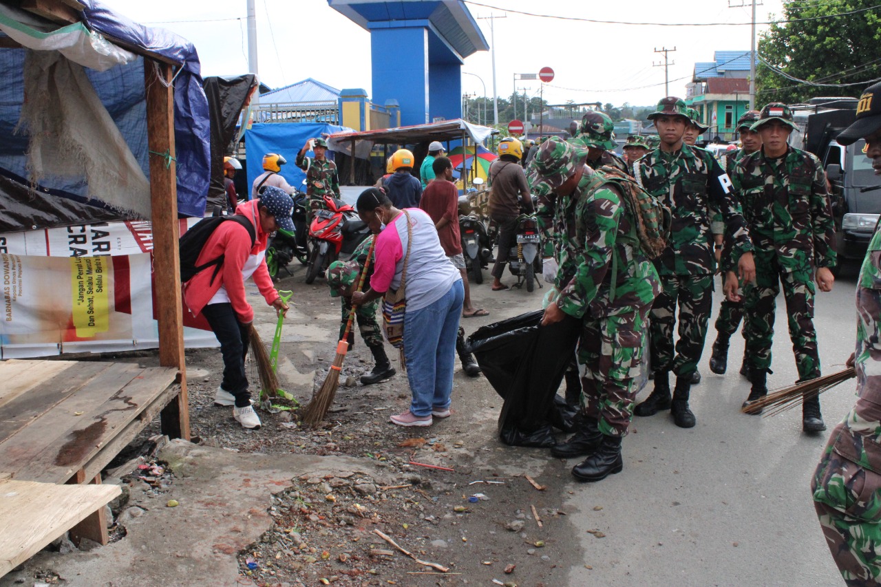 Sambut HUT Kemerdekaan RI ke-77, Kodam XVIII/Kasuari dan Pemda Manokwari Kerja Bakti Bersihkan Pasar