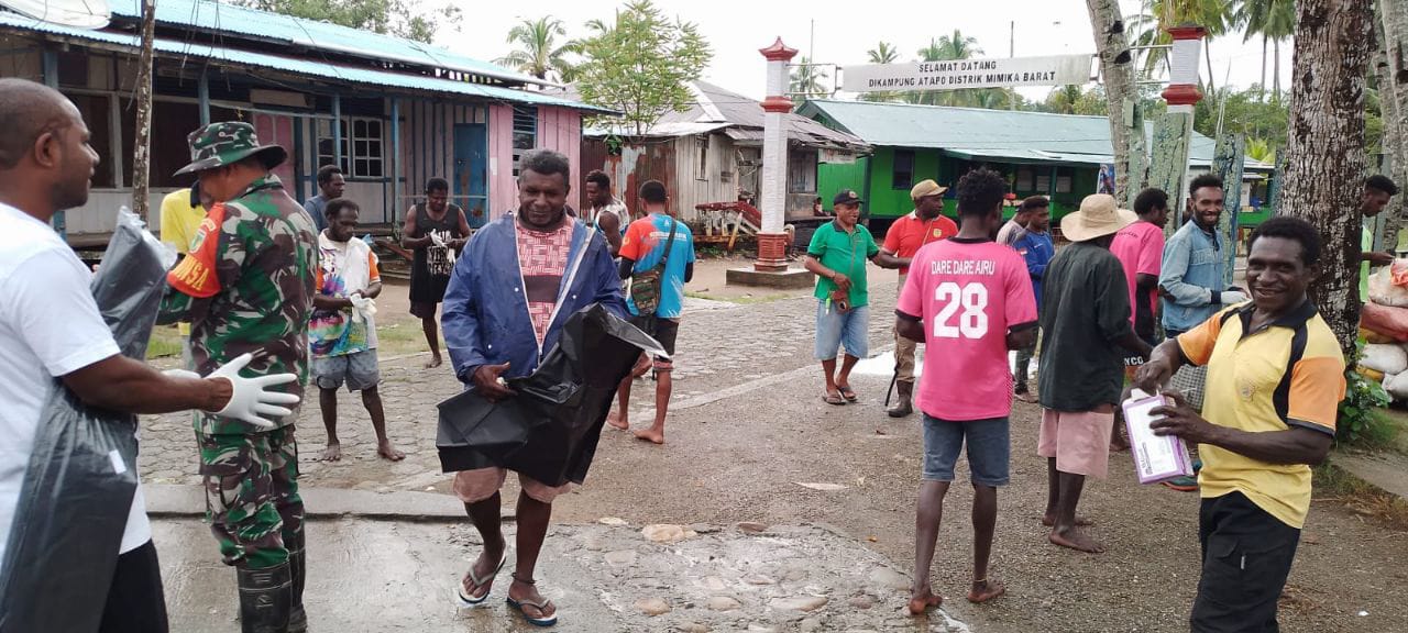 Jaga Kebersihan Kampung, Satgas TMMD Reg Ke-114 Ajak Masyarakat Bersihkan Kampung