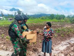 Sambil Bantu Olah Lahan, Satgas Pamtas RI-PNG Yonif Raider 142/KJ Bagikan Susu Dan Roti