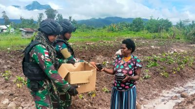 Sambil Bantu Olah Lahan, Satgas Pamtas RI-PNG Yonif Raider 142/KJ Bagikan Susu Dan Roti