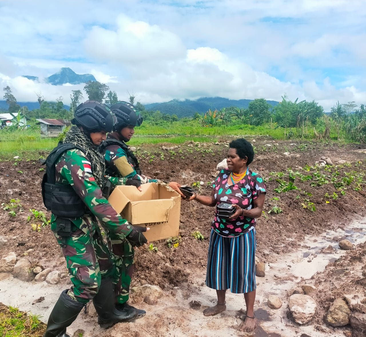 Sambil Bantu Olah Lahan, Satgas Pamtas RI-PNG Yonif Raider 142/KJ Bagikan Susu Dan Roti