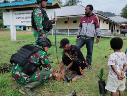 Melestarikan Tanaman Khas Papua, Satgas Yonif Raider 142/KJ Lakukan Penanaman Bibit Pinang