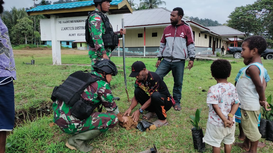 Melestarikan Tanaman Khas Papua, Satgas Yonif Raider 142/KJ Lakukan Penanaman Bibit Pinang