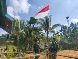 Menyambut HUT RI Ke-77 Tahun, Satgas Yonif 126/KC Kibarkan Bendera Merah Putih Di Rumah Masyarakat Perbatasan Papua