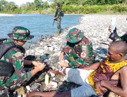 Cepatnya Tim Kesehatan Satgas Yonif 126/KC Berikan Pertolongan Pertama Kepada Masyarakat Di Perbatasan Papua