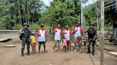 Semangat Dalam Sambut HUT RI Ke-77, Satgas Yonif 126/KC Bagikan Baju Merah Putih