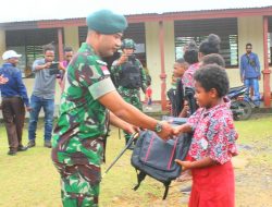 Ditunggu Akhirnya Datang !! Dansatgas Pamtas Yonif Raider 142/KJ Membawa Kebahagiaan Bagi Anak-anak di Papua