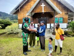 Tingkatkan Keimanan, Satgas Pamtas Yonif Raider 142/KJ Bagikan Al Kitab Di Yalimo