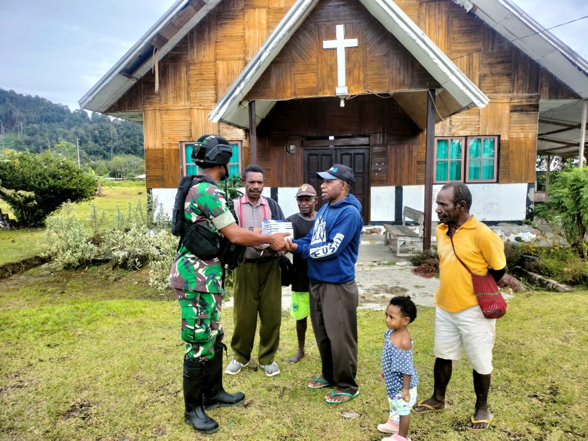 Tingkatkan Keimanan, Satgas Pamtas Yonif Raider 142/KJ Bagikan Al Kitab Di Yalimo