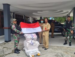 Sinergitas Tanpa Batas, Pemda Kabupaten Keerom Serahkan 3.000 Bendera Merah Putih Kepada Satgas Yonif 126/KC