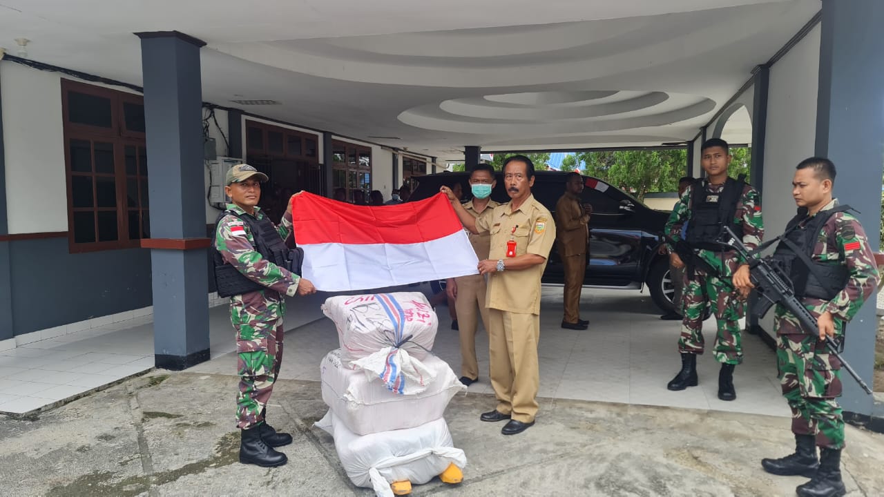 Sinergitas Tanpa Batas, Pemda Kabupaten Keerom Serahkan 3.000 Bendera Merah Putih Kepada Satgas Yonif 126/KC