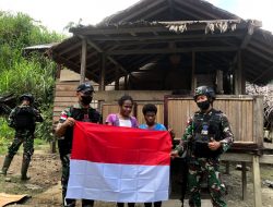 Meriahkan Hari Kemerdekaan Indonesia, Satgas Yonif 126/KC Bagikan Bendera Merah Putih Kepada Masyarakat Di Perbatasan Papua