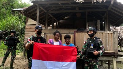 Meriahkan Hari Kemerdekaan Indonesia, Satgas Yonif 126/KC Bagikan Bendera Merah Putih Kepada Masyarakat Di Perbatasan Papua