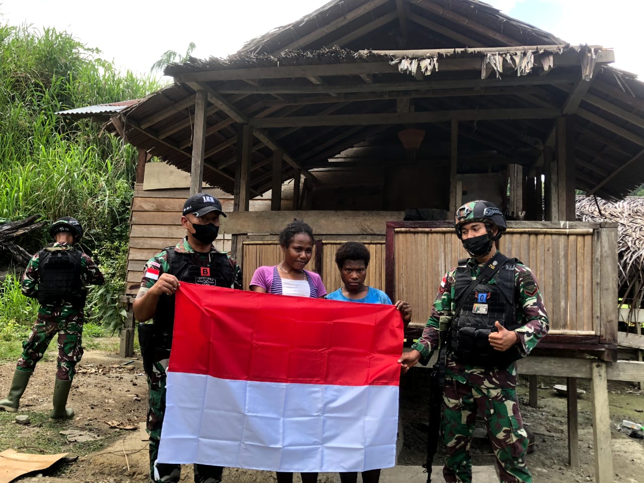 Meriahkan Hari Kemerdekaan Indonesia, Satgas Yonif 126/KC Bagikan Bendera Merah Putih Kepada Masyarakat Di Perbatasan Papua