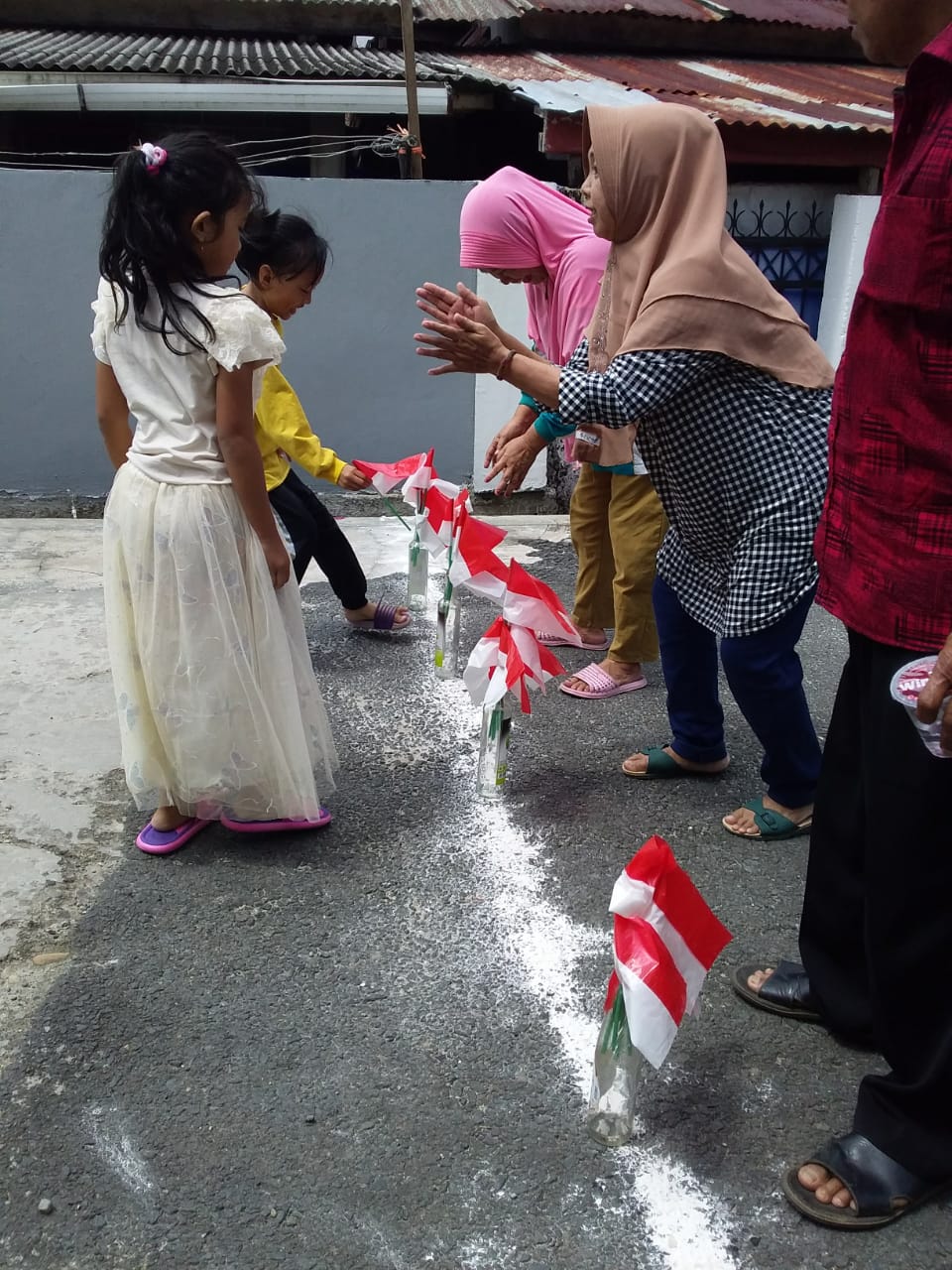 Ibu-ibu Warga Sekarjaya Gelar Berbagai Lomba, Peringati HUT Kemerdekaan RI
